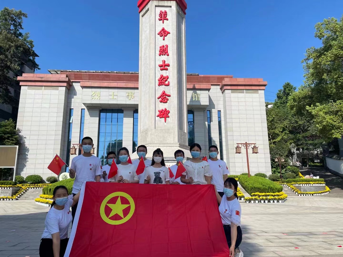 弘旭團總支國慶“緬懷先烈,不忘初心”主題團日活動(圖1) 弘旭團總支在瀘州烈士陵園開展主體團日活動