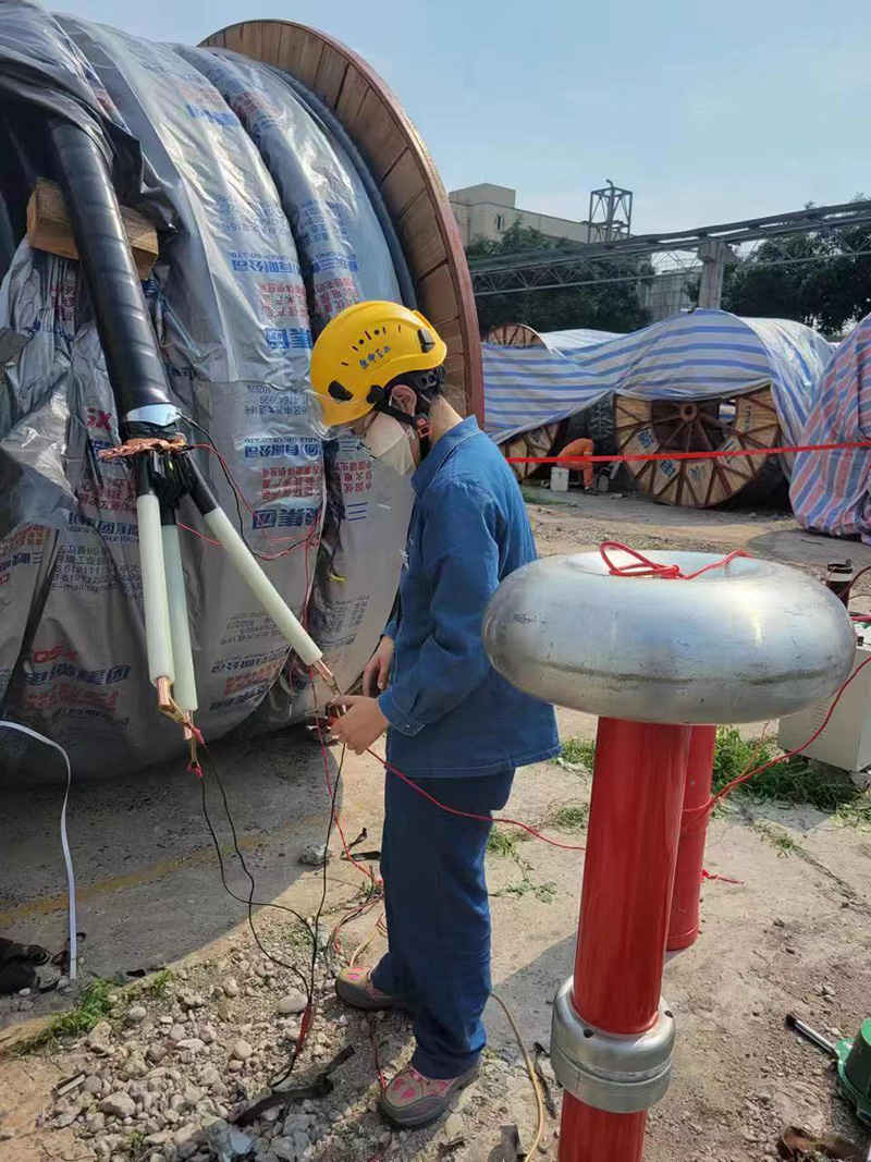 弘旭公司順利開展硝區35KV新入庫電纜耐壓試驗(圖1) 弘旭公司順利開展硝區35KV新入庫電纜耐壓試驗(圖1)