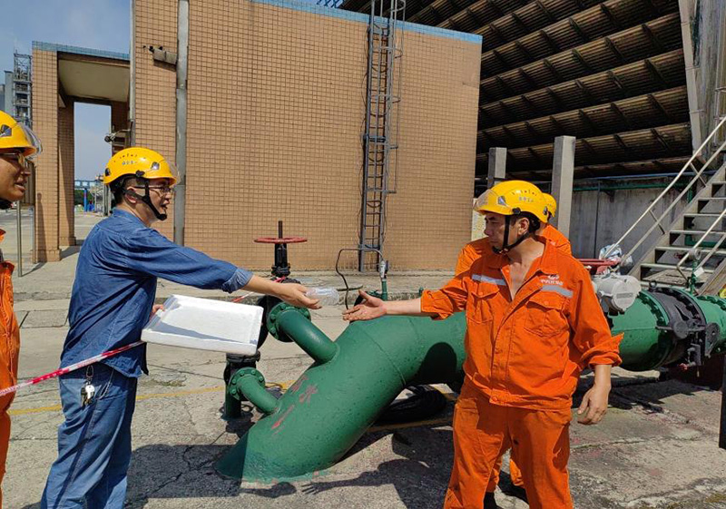 高溫慰問送清涼 情系一線暖人心——弘旭公司黨委開展現場送清涼活動(圖2) 高溫慰問送清涼 情系一線暖人心——弘旭公司黨委開展現場送清涼活動(圖2)