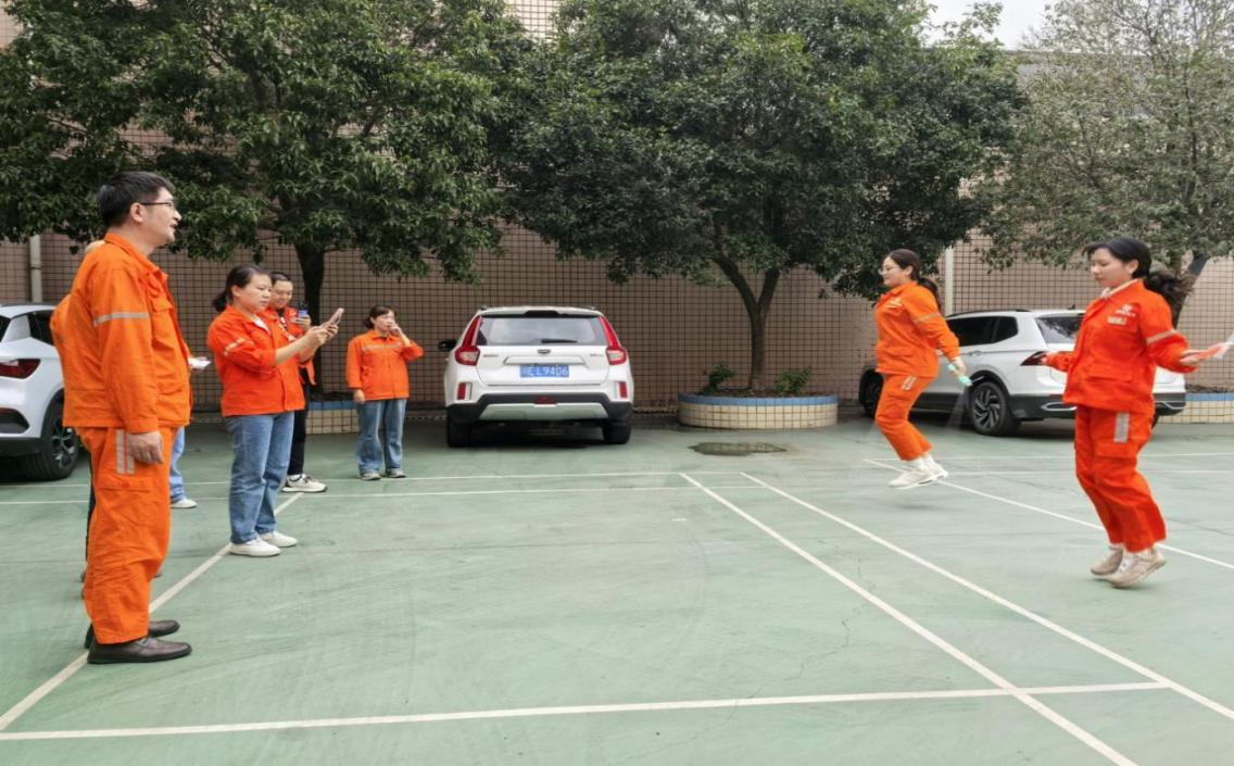 光芒四射,繩彩飛揚 ——弘旭公司工會開展秋季跳繩活動(圖1) 光芒四射,繩彩飛揚 ——弘旭公司工會開展秋季跳繩活動(圖1)