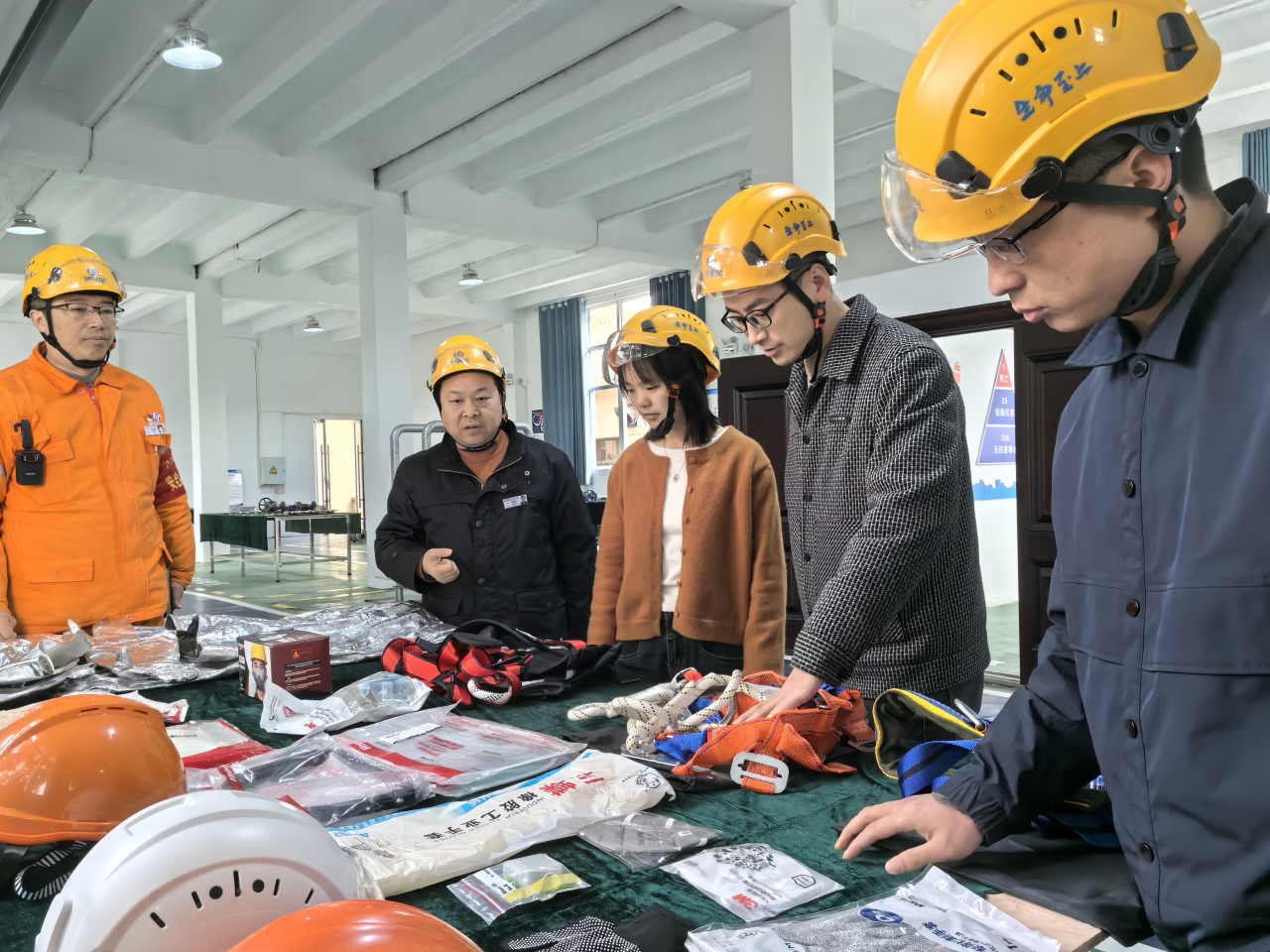 ?瀘天化集團安全生產專項督導組赴弘旭公司開展實地檢查(圖2) ?瀘天化集團安全生產專項督導組赴弘旭公司開展實地檢查(圖2)