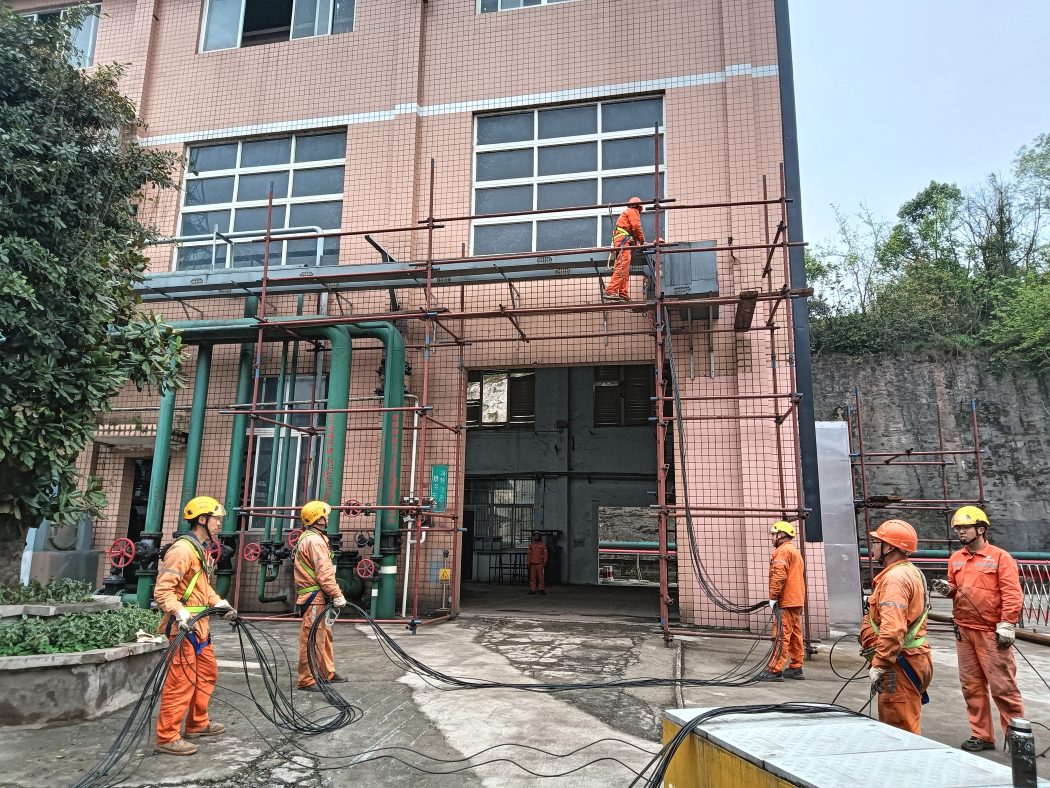 硝區大修進行時,弘旭隊伍亮旗幟(圖1) 硝區大修進行時,弘旭隊伍亮旗幟(圖1)