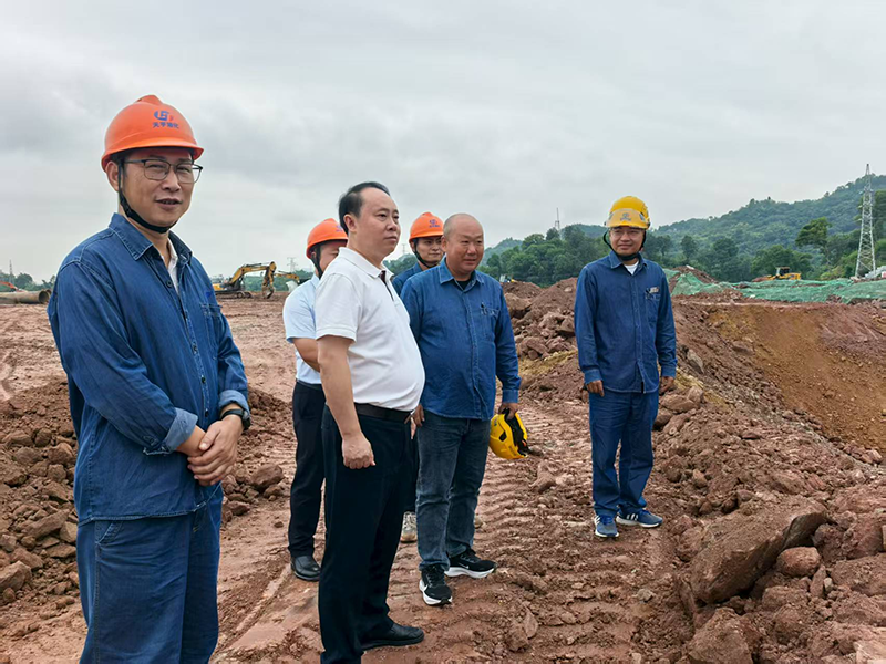 廖廷君到弘旭公司箱涵項目部現場調研指導工作(圖1) 廖廷君到弘旭公司箱涵項目部現場調研指導工作(圖1)